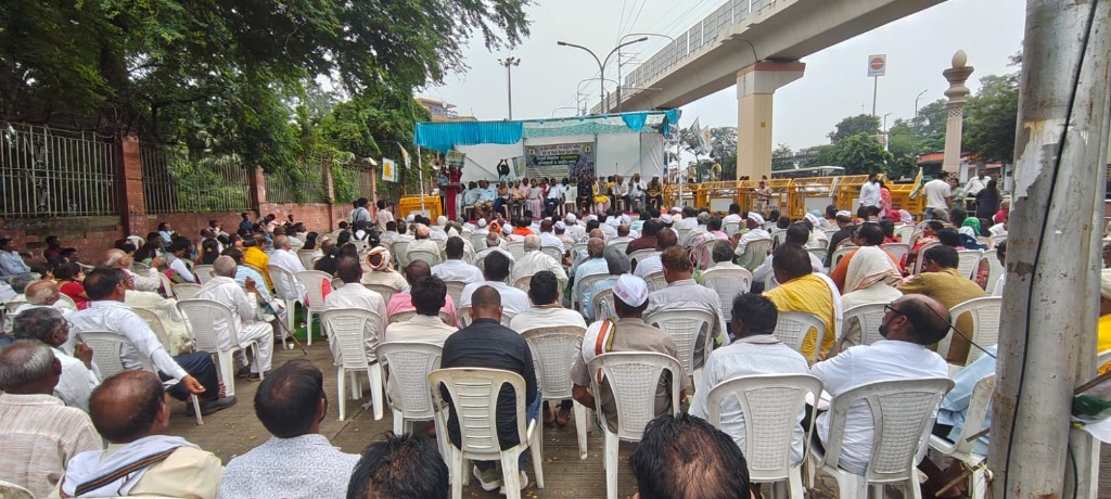 Leaders addressing the Dharna